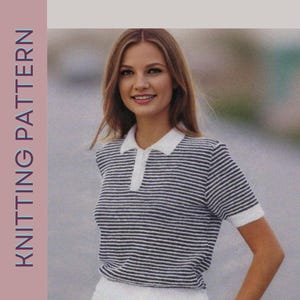 Puede incluir: Una mujer con una camisa polo a rayas con cuello y puños blancos. La camisa tiene rayas horizontales azul marino y blancas. La imagen incluye el texto "PDF Knitting Pattern in English" y "Knitting Pattern". La dificultad se indica con tres ovillos de lana rosa.