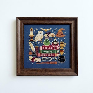 Puede incluir: Obra de arte de punto de cruz enmarcada con un fondo azul, que representa elementos mágicos. Incluye un búho, botellas de pociones, una vela, un sombrero seleccionador y libros con las etiquetas "Spells", "Potions" y "Defense Against Dark Arts".