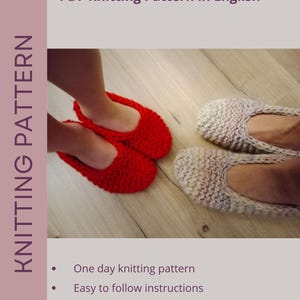Puede incluir: Un patrón de tejido PDF para zapatillas en inglés. El patrón se describe como un proyecto de un día con instrucciones fáciles de seguir. El nivel de dificultad se indica mediante tres ovillos de lana rosados.