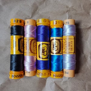 Set de 5 bobinas de hilo de seda natural Cuciruni, 10 m, 24 wt. Seta bozzolo. Silk perlé thread.