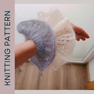 Könnte beinhalten: Zwei gestrickte Haargummis, eines in hellblau und das andere in weiß. Die Haargummis sind mit einem zarten Spitzenmuster gearbeitet und haben eine flauschige Textur. Das Bild enthält den Text "PDF Knitting Pattern in English" und "2 variants of scrunchie".