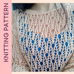 Puede incluir: Un top de punto beige con un diseño calado. El top tiene mangas largas y un escote redondo. La imagen incluye el texto "PDF Knitting Pattern in English" y "Knitting Pattern". La dificultad se indica con tres ovillos.