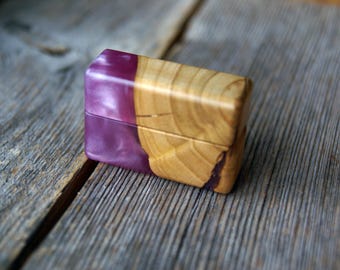 Handgemaakte ringdoos van appelhout, ingelegd met epoxyhars, magnetische sluiting.