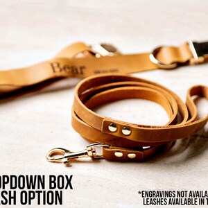 Pode incluir: Um colar de cachorro de couro marrom com uma fivela dourada e o nome "Bear" gravado nele. Tamb&eacute;m &eacute; mostrado uma coleira de couro marrom combinando com ferragens douradas. O texto "SEE DROPDOWN BOX FOR LEASH OPTION" &eacute; vis&iacute;vel na parte inferior da imagem. O texto "*ENGRAVINGS NOT AVAILABLE FOR LEASHES LEASHES AVAILABLE IN TEXAS TAN ONLY" &eacute; vis&iacute;vel na parte inferior direita da imagem.