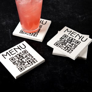 Witte kalkstenen onderzetters met QR-code