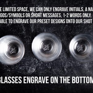 Puede incluir: Tres vasos de chupito transparentes con una superficie texturizada. Los vasos est&aacute;n sobre una superficie negra. El texto "SHOT GLASSES ENGRAVE ON THE BOTTOM ONLY." est&aacute; impreso debajo de los vasos.