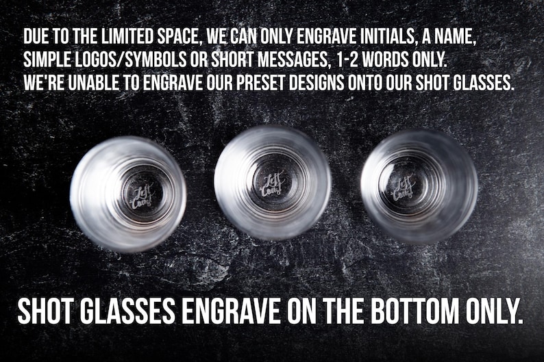 Puede incluir: Tres vasos de chupito transparentes con una superficie texturizada. Los vasos est&aacute;n sobre una superficie negra. El texto "SHOT GLASSES ENGRAVE ON THE BOTTOM ONLY." est&aacute; impreso debajo de los vasos.