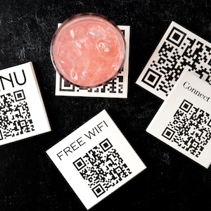 Witte kalkstenen onderzetters met QR-code