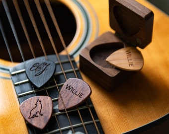 Collana con plettro per chitarra inciso: regalo musicale personalizzato in acciaio inossidabile - Italia Collana con plettro per chitarra inciso: regalo musicale personalizzato in acciaio inossidabile - Italia