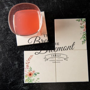 Puede incluir: Cuatro posavasos cuadrados con un diseño floral y el texto "The Breemont Family Robert Hannah Terrance".