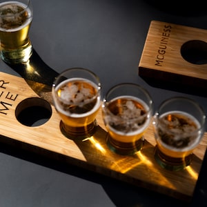 オプションのグラス付きのパーソナライズされたビールまたはテキーラのフライト