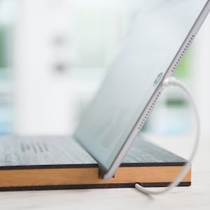 Personalisierte, gravierte Tablet oder iPad Ladestation von Links Küste Original
