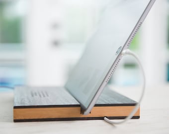 Gepersonaliseerde, gegraveerde tablet- of iPad-oplaaddock van Left Coast Original