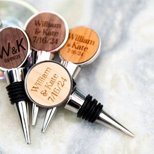 Gepersonaliseerde cirkelvormige metalen wijnflesstoppers van Left Coast Original