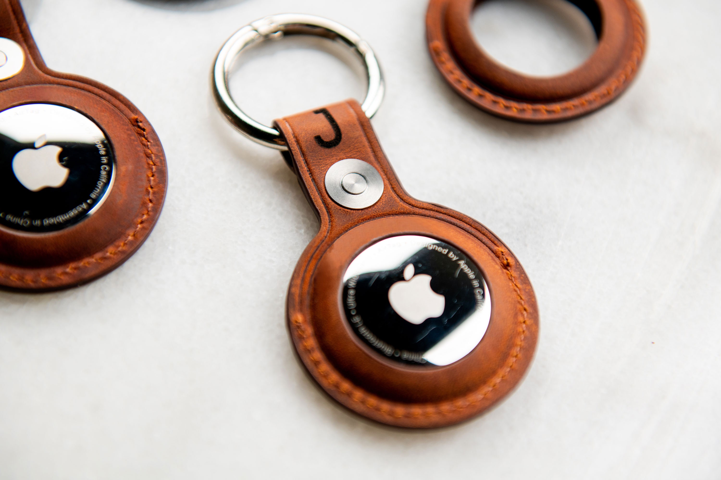 Porte-clés AirTag personnalisé, étui en cuir Apple Tracker, étui de  protection Air Tag avec initiales, breloque gravée, accessoires Apple -   Canada