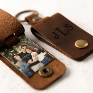 Porte-clés en cuir personnalisé avec photo et étiquette en métal - Couverture en cuir gravée avec photo imprimée à étiquetter à l'intérieur