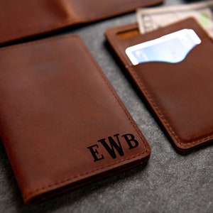 Schlanke personalisierte Brieftasche aus zweifach gefaltetem Leder The St. Pete von Links Küste Original