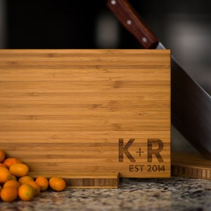 Tabla de cortar personalizada con iniciales grabadas y fecha de Left Coast Original Design n.° 129