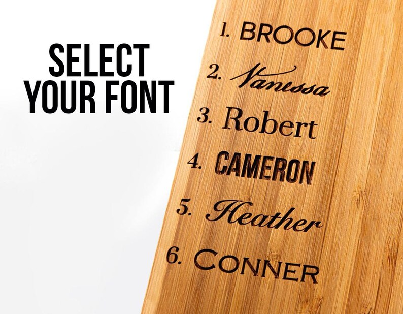 Puede incluir: Primer plano de una tabla de cortar de madera con seis estilos de fuente diferentes para nombres. Los nombres son: Brooke, Vanessa, Robert, Cameron, Heather y Conner.