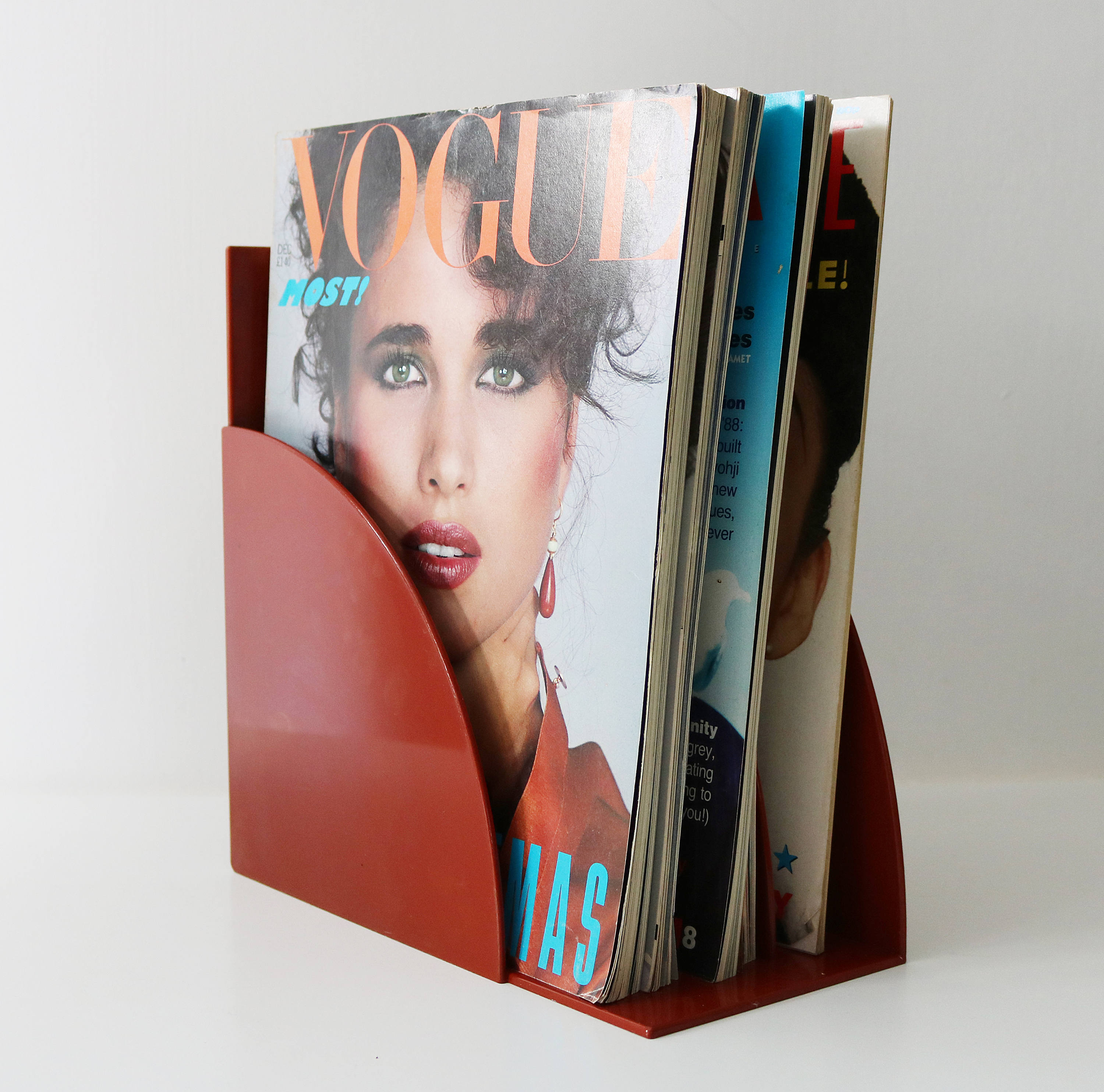 Crayonne Habitat magazine holder plastic 70s 80s burgundy plastic