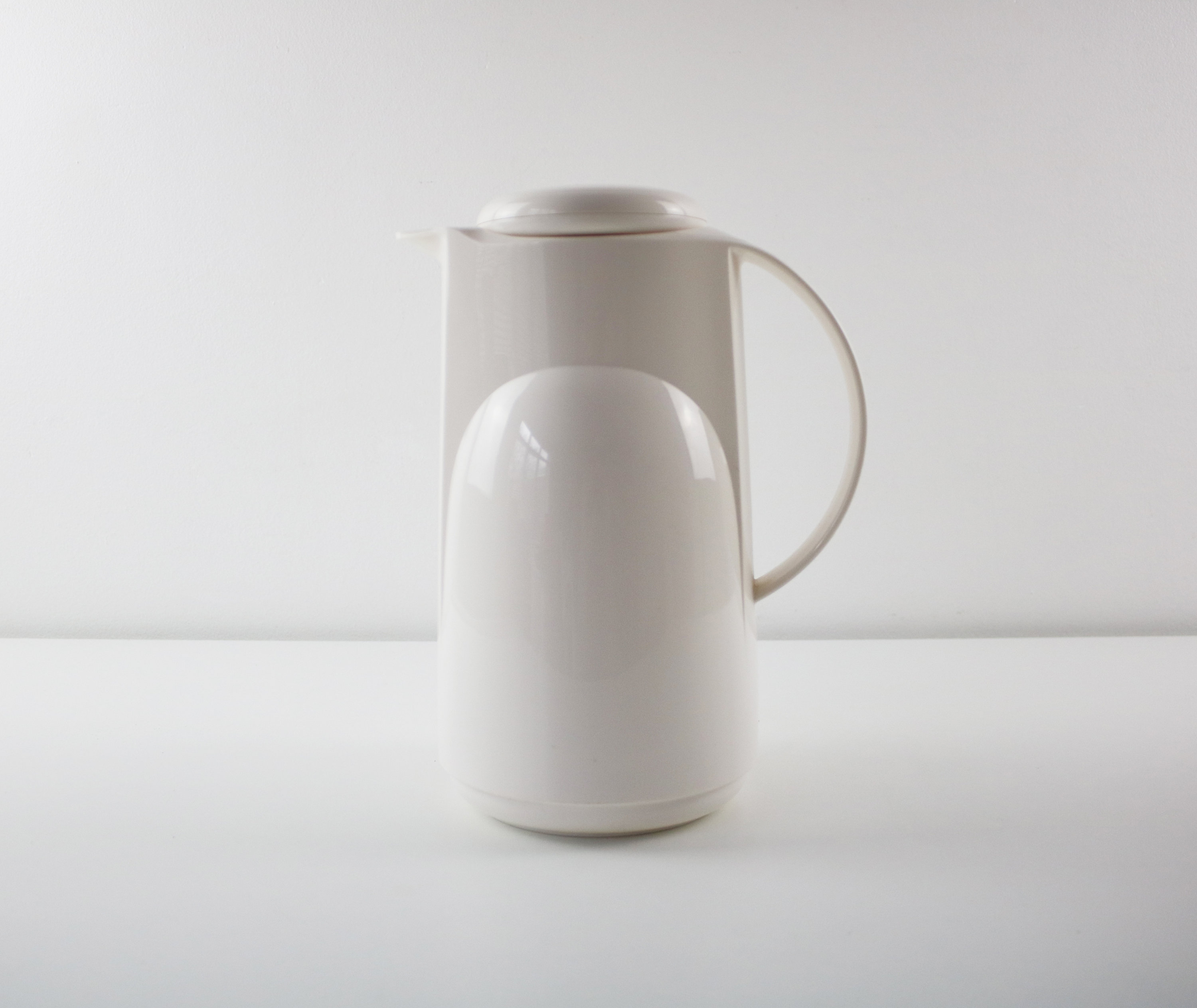 White space-age Thermos carafe / coffee butler / water jug