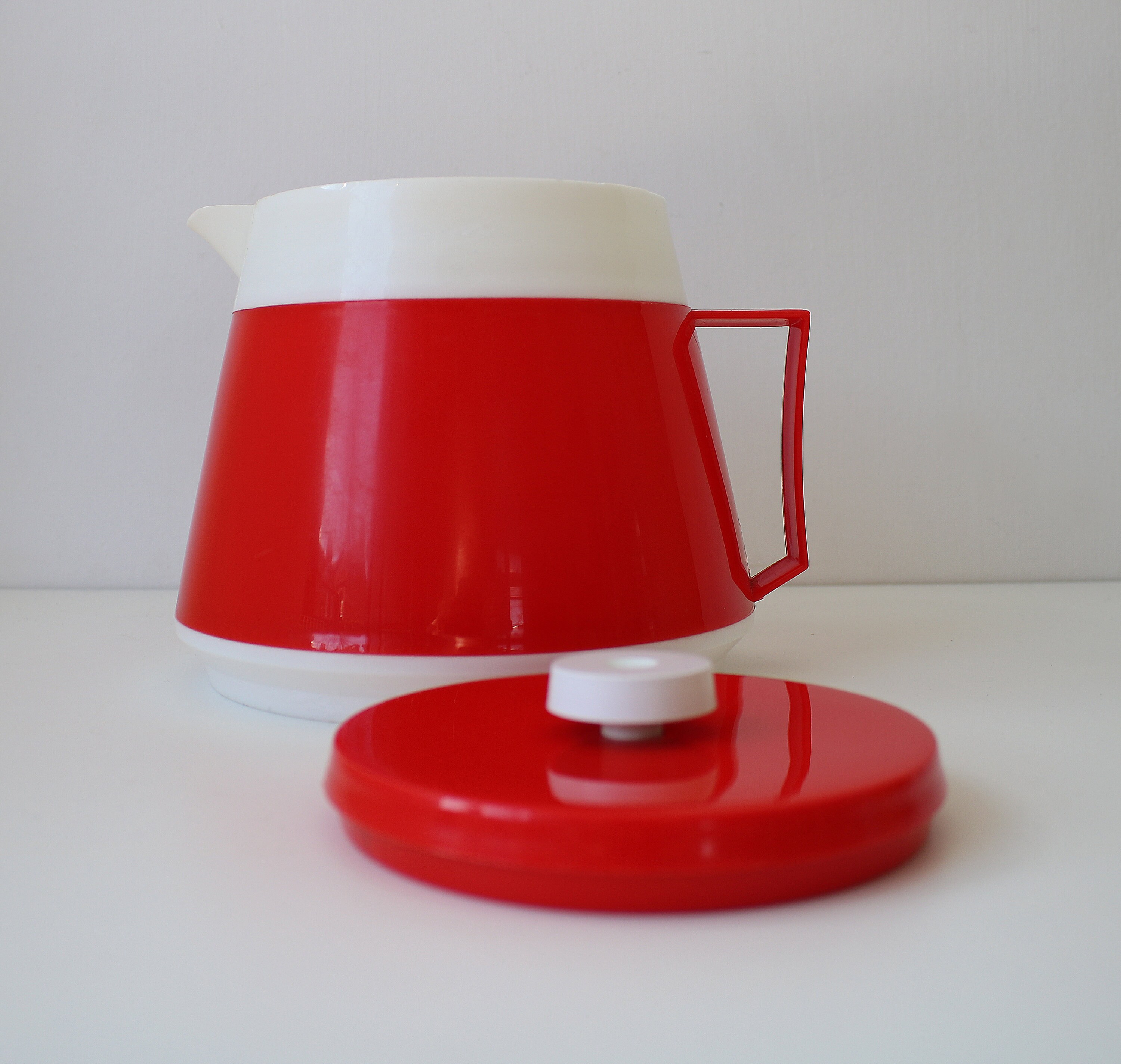 Wellware thermal plastic jug / teapot in bright red and white 60s, 70s