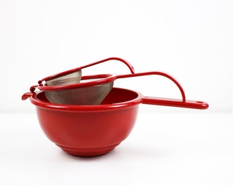 Guzzini Chef Line 1980s/90s nesting Colander and sieve set - 3 pieces - in red plastic and metal mesh