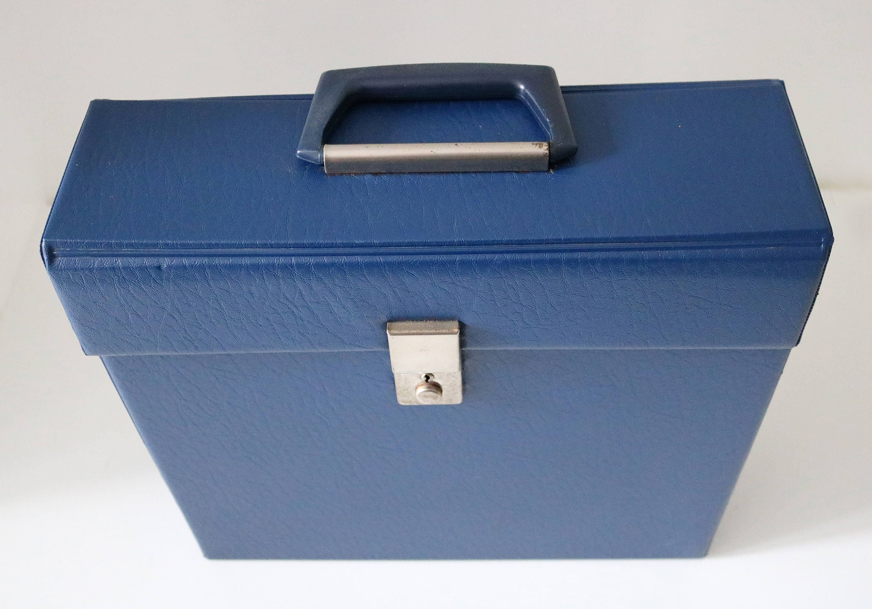 VInyl Revival blue faux leather LP 12 inch record carry case storage