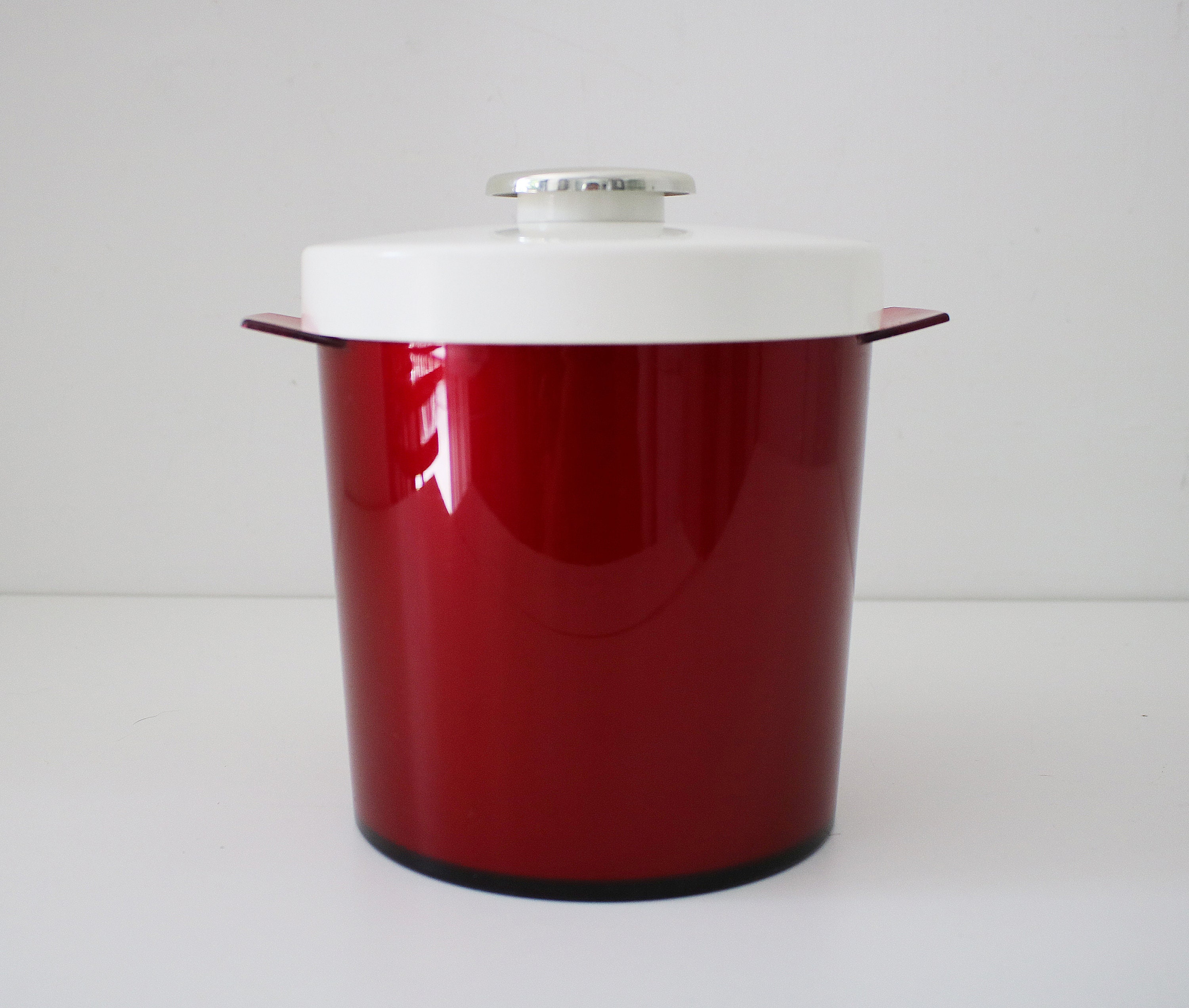 1970s ice bucket in red and white plastic by Insulex