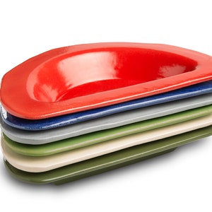 Può includere: Un set di sei piatti da portata in ceramica di vari colori, tra cui rosso, blu, grigio, verde e crema. I piatti hanno tutti la stessa forma, con una forma arrotondata, ovale.