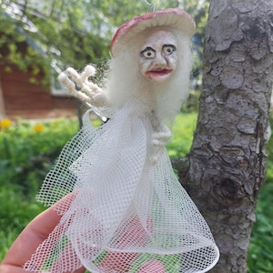 Amanita Mushroom Spirit - kleine Hängepuppe - zauberhafte Waldfee - Fliegenpilz-Pilzfee - Pilz mit Gesicht Hängeverzierung