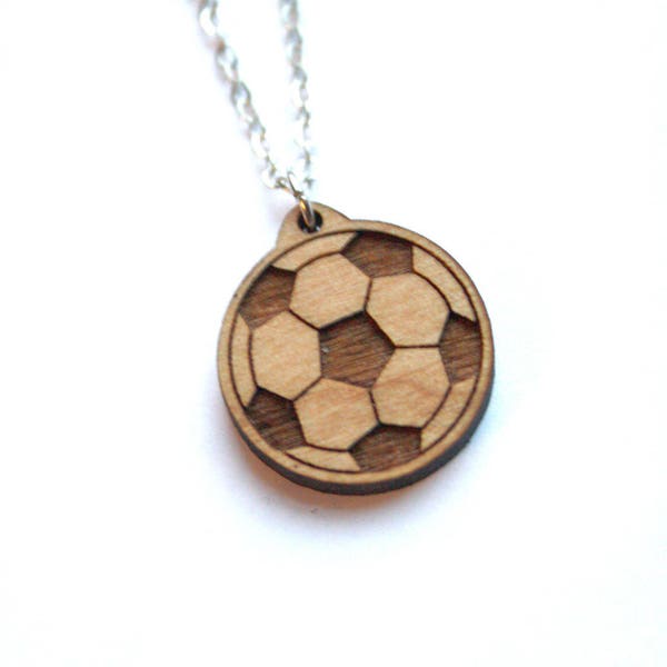 Collier pendentif ballon de football bois, amateur de sport, foot, gravure et découpe laser, bijou homme ou femme, fabrication artisanale