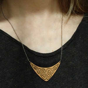 Celtic torc necklace, wood engraved arc, wooden interlaced interlace pattern, ornamental knotwork jewelry, irish medieval scandinavian jewel image 2