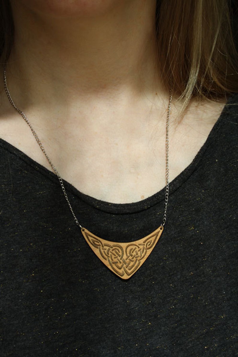 Celtic torc necklace, wood engraved arc, wooden interlaced interlace pattern, ornamental knotwork jewelry, irish medieval scandinavian jewel image 2