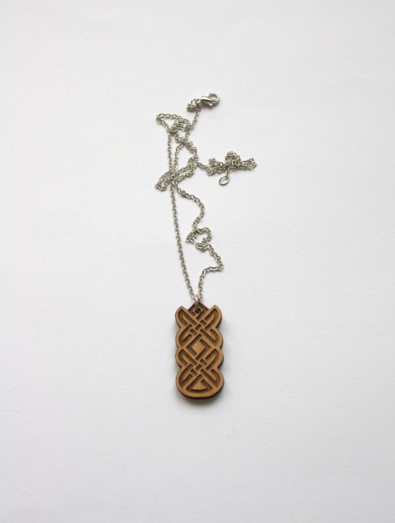 Collier bois triskele, pendentif celtique, celte, triangle triskel gravé, bijoux homme ou femme
