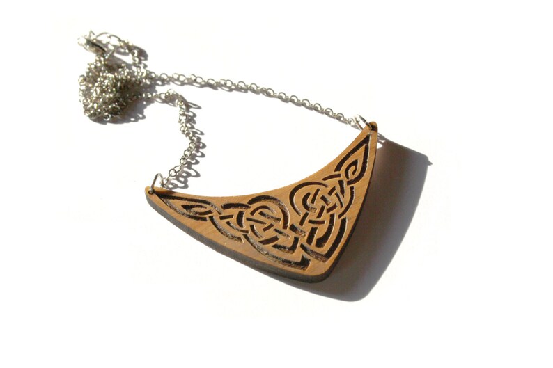 Celtic torc necklace, wood engraved arc, wooden interlaced interlace pattern, ornamental knotwork jewelry, irish medieval scandinavian jewel image 5