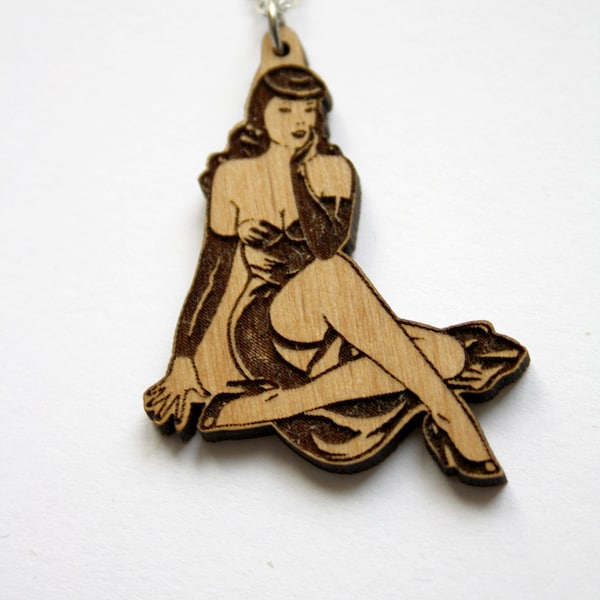 Collier pin-up, bijoux retro, rockabilly, burlesque, dessin femme sexy glamour, pendentif bois artisanal, gravé, style années 50, vintage