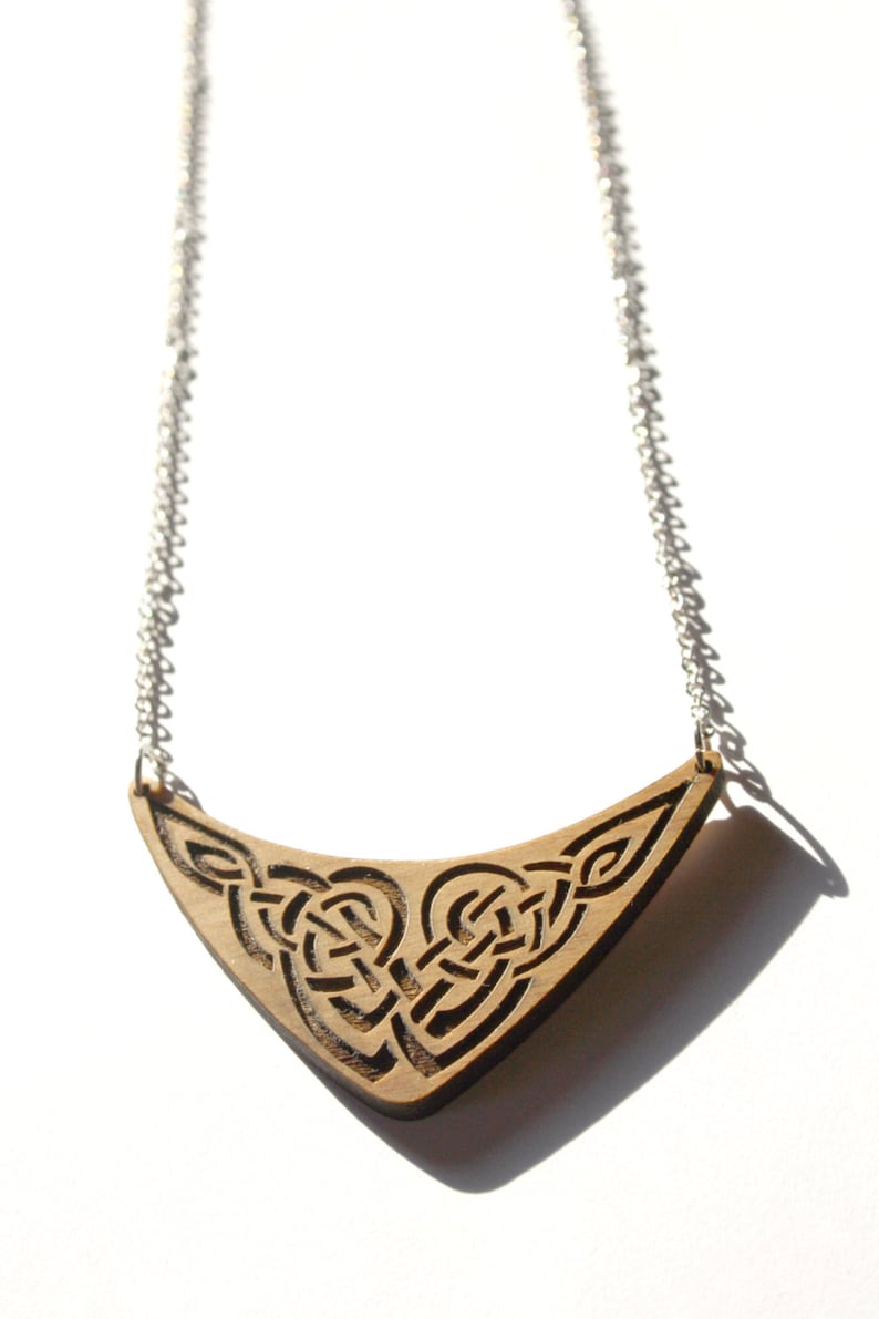 Celtic torc necklace, wood engraved arc, wooden interlaced interlace pattern, ornamental knotwork jewelry, irish medieval scandinavian jewel image 4