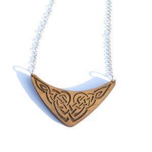 Celtic torc necklace, wood engraved arc, wooden interlaced interlace pattern, ornamental knotwork jewelry, irish medieval scandinavian jewel image 3