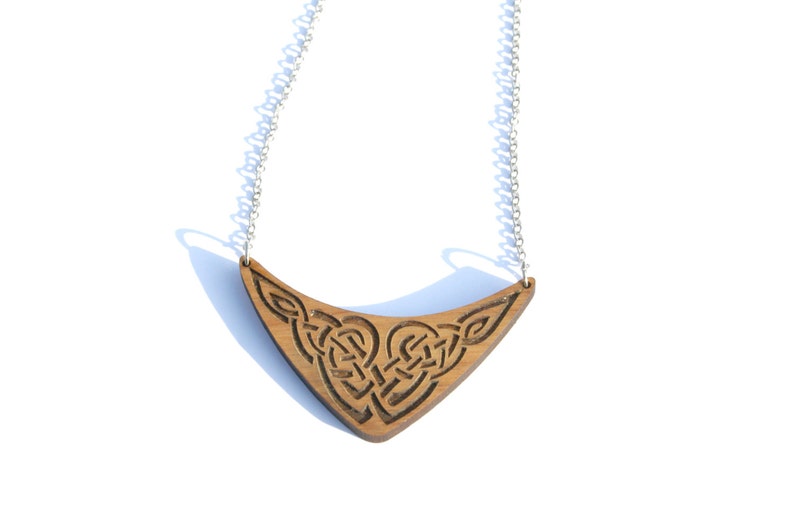 Celtic torc necklace, wood engraved arc, wooden interlaced interlace pattern, ornamental knotwork jewelry, irish medieval scandinavian jewel image 3