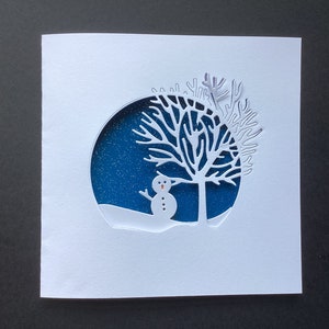 Bonhomme de neige sous un arbre Cartes de Noël