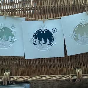 Cartes de Noël faites main de bonhomme de neige dans une forêt