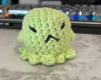 Fantasma de ganchillo que brilla en la oscuridad / Amigurumi de Halloween hecho a mano