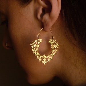 ZANDA Medium size ornate hoop earrings. Brass tribal filigrane geometric jewellery immagine 4