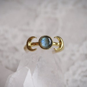 SELENE* Lunar cycle adjustable ring with flashy labradorite, lapislazuli or moonstone. Brass witchy celestial ring