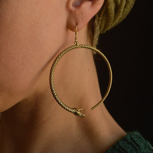 OUROBOROS* Boucles d'oreilles pendantes serpent doré, grand cercle. Bijoux tribaux, sorciers, bohèmes