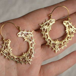 ZANDA Medium size ornate hoop earrings. Brass tribal filigrane geometric jewellery immagine 5