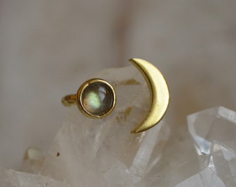 MOND* Verstellbarer goldener Ring aus Edelstein und Halbmond aus Messing