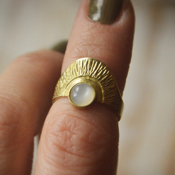 CALLIOPE* Art deco inspired sunrise adjustable ring with stone. Midi or normal golden ring with lapis lazuli or moonstone