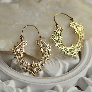 ZANDA Medium size ornate hoop earrings. Brass tribal filigrane geometric jewellery immagine 1